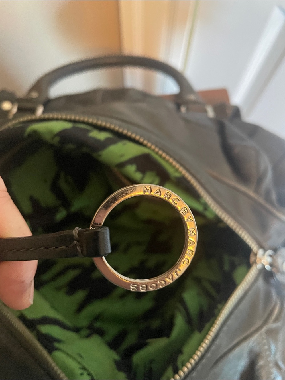Marc by Marc Jacob’s Dr .Groovee shoulder bag with Metal ID tag - Picture 12 of 16